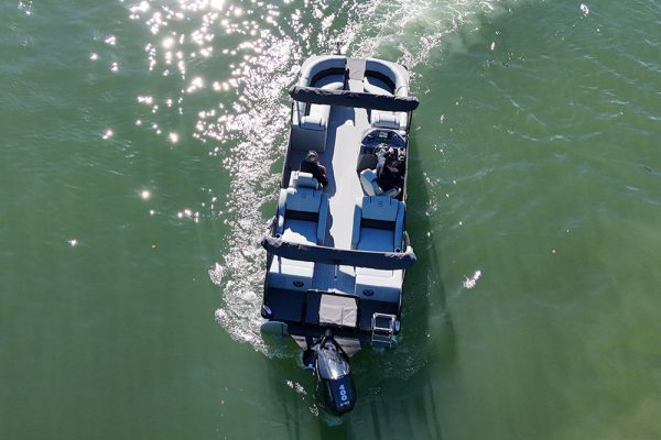 Runaway Bay offers luxury pontoon boats engineered for high performance and leisure. Create your custom pontoon boat today.